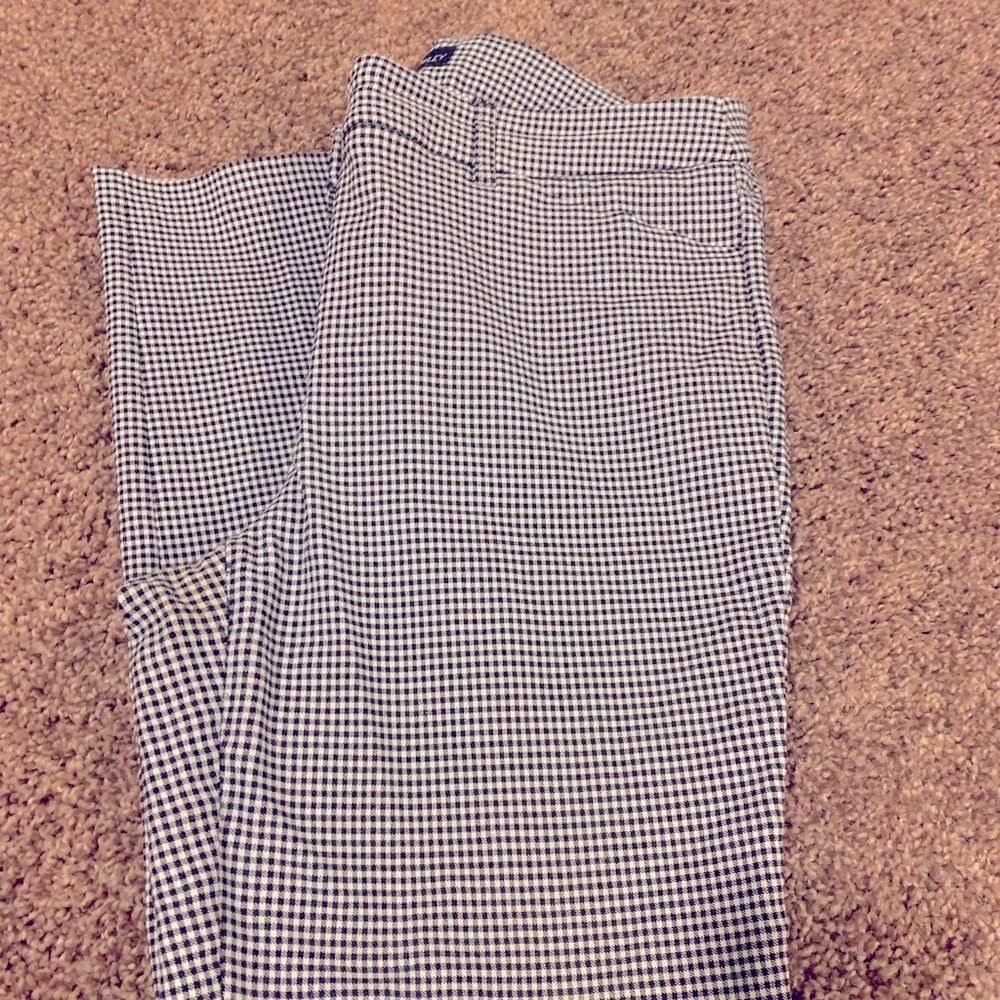 Black and white houndstooth ankle pants, size 6